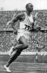 Jesse Owens ved slutningen af 100 m ved de olympiske lege i Berlin, 1936