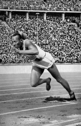 Jesse Owens ved starten af 200 meter ved de Olympiske Lege i Berlin, 1936