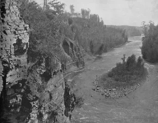 Kaministiquia-floden, under Kakabeka-vandfaldet, c1897.