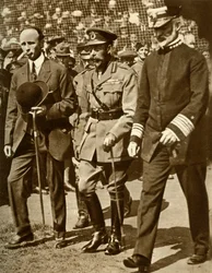 Kong George V deltager i en baseballkamp på Stamford Bridge, London, 1935.