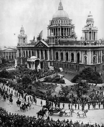 Kong George V kører for at åbne det første Ulster-parlament i Belfast, 1921, 1935