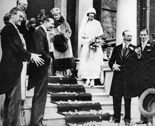 Kong George V vinker gode ønsker til prinsesse Maud, da hun rejser til sin bryllupsrejse, 1923