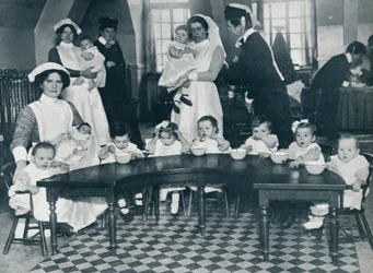 Kingsway Hall Creche for børn med fædre i krigen og mødre, der arbejder, 1914