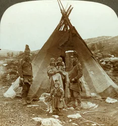 Laplanderfamilie og slædehund - uden for deres sommerhus - på en bjergskråning i Norge, c1905.