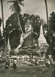 Stor Buddha-figur på Shwe Dagon-platformen, Rangoon, 1900.