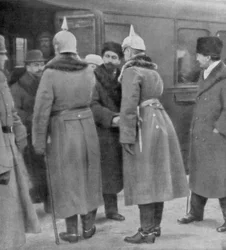 Leon Trotskij ankommer til fredsforhandlinger med tyskerne, Brest-Litovsk, 7. januar 1918