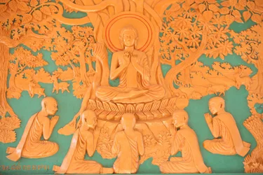Buddhas liv. Buddha med sine 5 disciple i Benares Phnom Penh Cambodia