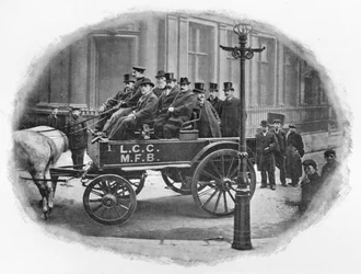 London County Council Fire Brigade Committee starter på en inspektion, c1903 1903