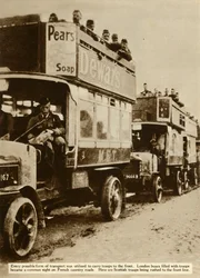 London-busser fører skotske tropper til fronten, Første Verdenskrig, 1914, 1935.