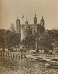 Londons ældste og nyeste offentlige bygninger fra Tower Bridge, c1935.