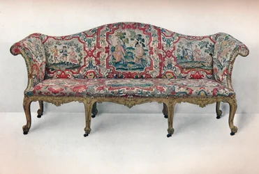 Lang polstret sofa: Serpentine-formet, udskåret og forgyldt, c1750