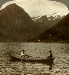Ser over Essefjorden fra Tjugum til isdækkede Kjeipen, Norge, c1905.