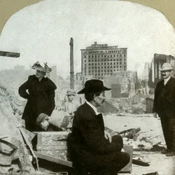 Kigger mod øst fra hjørnerne Pine og Stockton og viser ruinerne af Mills Building, 1906.