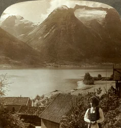 Ser fra Hjelle over den stille Strynns-sø til de stejle gletsjere på Skaala-bjerget, Norge, c1905.