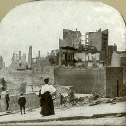 Kigger mod vest fra den jødiske synagoge, 1906.