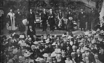 Lord Strathcona åbner frikirkebasaren i sin fødeby Forres, 1900