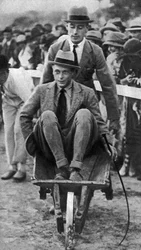 Louis Mountbatten kører sin fætter, prinsen af Wales, ved en gymkhana på Malta, 1936