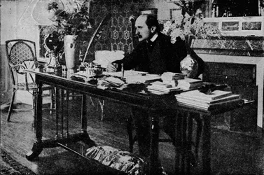 M. Rostand i sit bibliotek, c1902, 1903