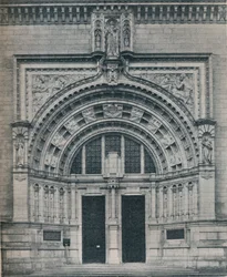 Hovedindgang, Victoria and Albert Museum, med skulptur af Alfred Drury, c1909.