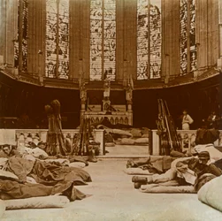 Provisorisk kaserne i en kirke, Marne, Nordfrankrig, 1914.