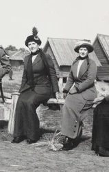 Maria Evgenyevna Golovina, sekretær for Rasputin højre og Julia Alexandrovna Den, 1912-1913