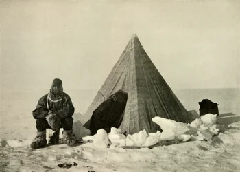 Marshall uden for et telt i lejren, c1908, 1909.