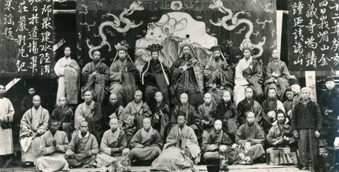 Møde mellem buddhistiske klosteroverordnede i Kina, slutningen af det nittende århundrede (s/h foto)
