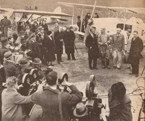 Medlemmer af ekspeditionen i Heston Lufthavn, 17. februar 1933, lige før afgang til Indien, c1