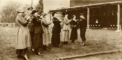 Medlemmer af WRNS ved revolverøvelse, 1915, 1935.