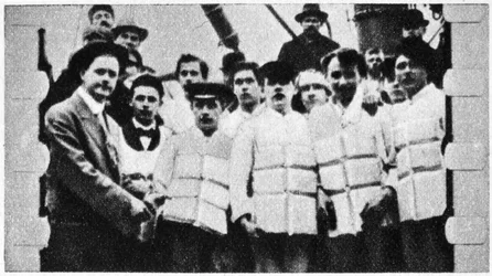 Medlemmer af besætningen på Titanic i deres redningsveste, 1912