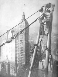 Mænd hvis nerve overgår en bjergbestiger på et afgrund, c1935