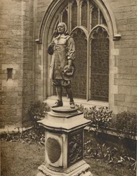 Miltons-statue uden for sit eget gravsted i byen, c1935.
