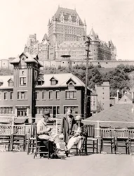 Miss Simpson & Jeane på dækket af Steamboat, Lisle dOrleans, Quebec Wharf, 1926