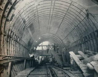 Modern Emulation of Piranesi: Rulletrappetunnel nr. 3 ved Piccadilly Circus Station, 1929