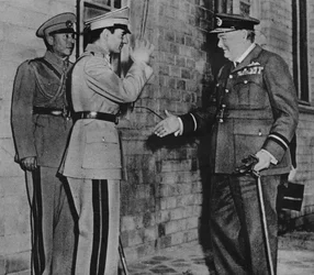 Mr. Churchill bliver mødt af Shahen af Persien, 1943