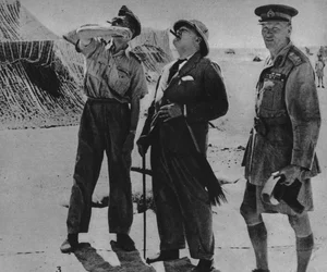 Mr. Churchill med Sir A. Tedder og general Auchinleck., 1942
