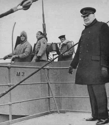 Mr. Churchill med et britisk og amerikansk våbenbesætning, 1943-44