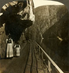 Smal klippehylde, hvor vejen til Voring Falls forbi Lake Oifjords dybe vand, Norge, c1905.