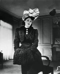 Nina Ricci outfit båret af modemodellen Gabrielle, Frankrig, januar 1943