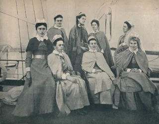 Ud i krigen! Sygeplejersker på et linjeskib på vej til Cape Town, ca. 1900.