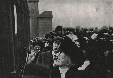 Officiel meddelelse om kong Edward VIIs død opslået uden for Buckingham Palace, maj 1910.