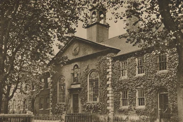 Gamle Almshouses i Kingsland Road forvandlet til et møbelmuseum, c1935.
