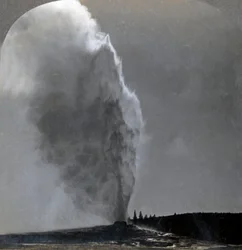 Old Faithful, gejsernes dronning, Yellowstone Nationalpark, Wyoming, USA, 1904.
