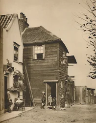 Gamle huse i Highgate fra hvis døråbninger landsbyboere så busserne passere., c1935.