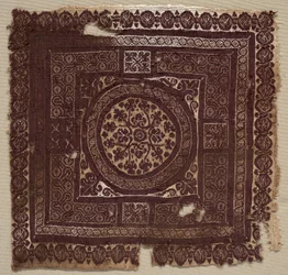 Ornament med symbolske sammenflettede knuder, 400