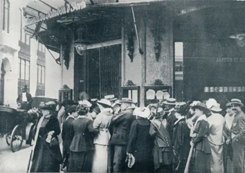 Uden for en af Paris proviantbutikker, da man frygtede en belejring af byen, c1914