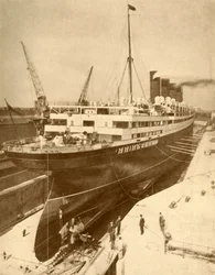 Overhaling af en stor liner i en gravedok i Liverpool, c1930.