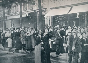 Pariserskarer ser på et af de tyske fly, der flyver over byen, c1914