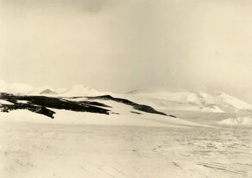 En del af Queen Alexandra Range 1500 Feet Up The Glacier, c1908, 1909.
