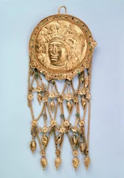 Vedhæng med hovedet af Athena Parthenos, tidligt 4. århundrede f.Kr
